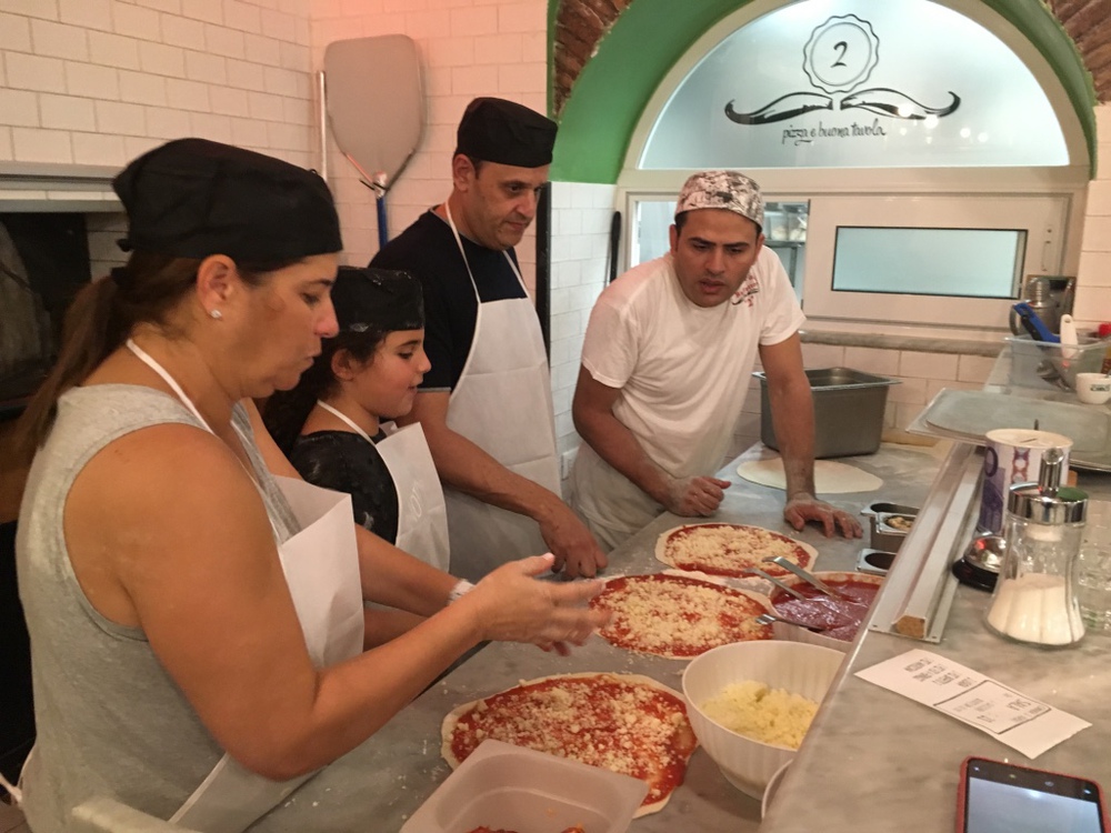 Rome - Family at pizza class